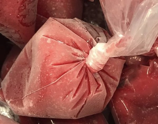 #اليوم_العالمي_للآيسكريم
#بريدة 

ما زلت -حتى اليوم- أتذكر حينما كنت طالباً بالصف الأول ابتدائي بمدرسة محمد بن القاسم الابتدائية في حي #الشقة بـ #بريده_القصيم بنهاية التسعينيات الهجرية، أشتري مع طلاب المدرسة اسكريم (الطيبين) من أحد بيوت الأهالي القريبة من المدرسة.