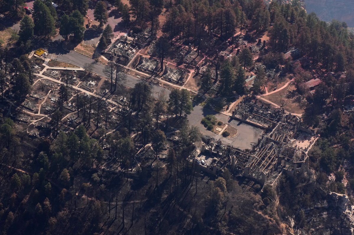 GovernorHobbs's tweet image. This weekend, I surveyed the Dragon Bravo Fire and spoke with federal officials on the ground combating the flames. Seeing the burned remains of the Grand Canyon Lodge and other damage was devastating. I was heartened to meet the brave men and women who are doing everything they…