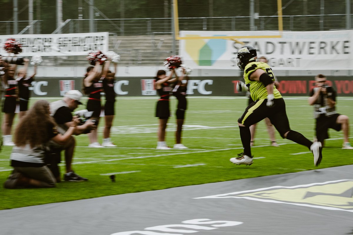VfBSTR's tweet image. Heimspiel auf der Waldau: Wir waren gestern oben und durften bewundern, wie die @StuttgartSurge die Paris Musketeers mit 26:8 abgefertigt haben. Fazit: Richtig stabile Stimmung und eine faszinierende Sportart. Aber wir sind echt froh, dass im Fußball die Bruttospielzeit gilt. 🤪