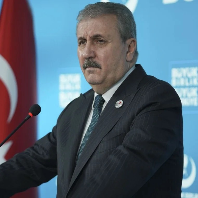 🔴 Mustafa Destici: DEM Parti de kendini feshedecek. Çünkü o da PKK'nın partisi. Terörü lanetleyecek ve yeni bir parti kuracak.