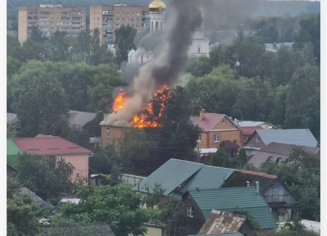 Vijesti11111's tweet image. A house caught fire 馃敟 in Ivanteyevka of Moscow region as air defense shot down a drone over houses.