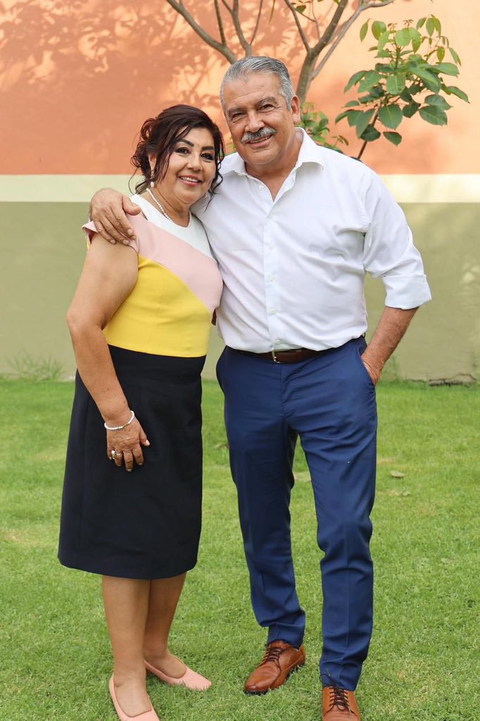 raulmoronO's tweet image. Hoy festejamos nuestro 46 aniversario como marido y mujer. La compañía de Rolsalva, su lealtad, consejo y amor, me hacen sentir como el hombre más afortunado. Gracias por compartir tu vida conmigo.