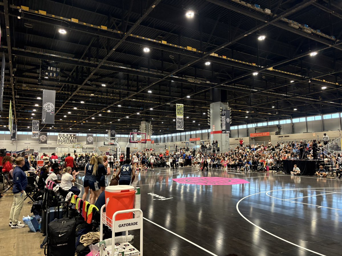 travisponton's tweet image. 2nd half of the @NikeGirlsEYBL 16 Championship and it’s quite a game between @NorthTartan and @CFEliteSports
@BlueStarMedia1