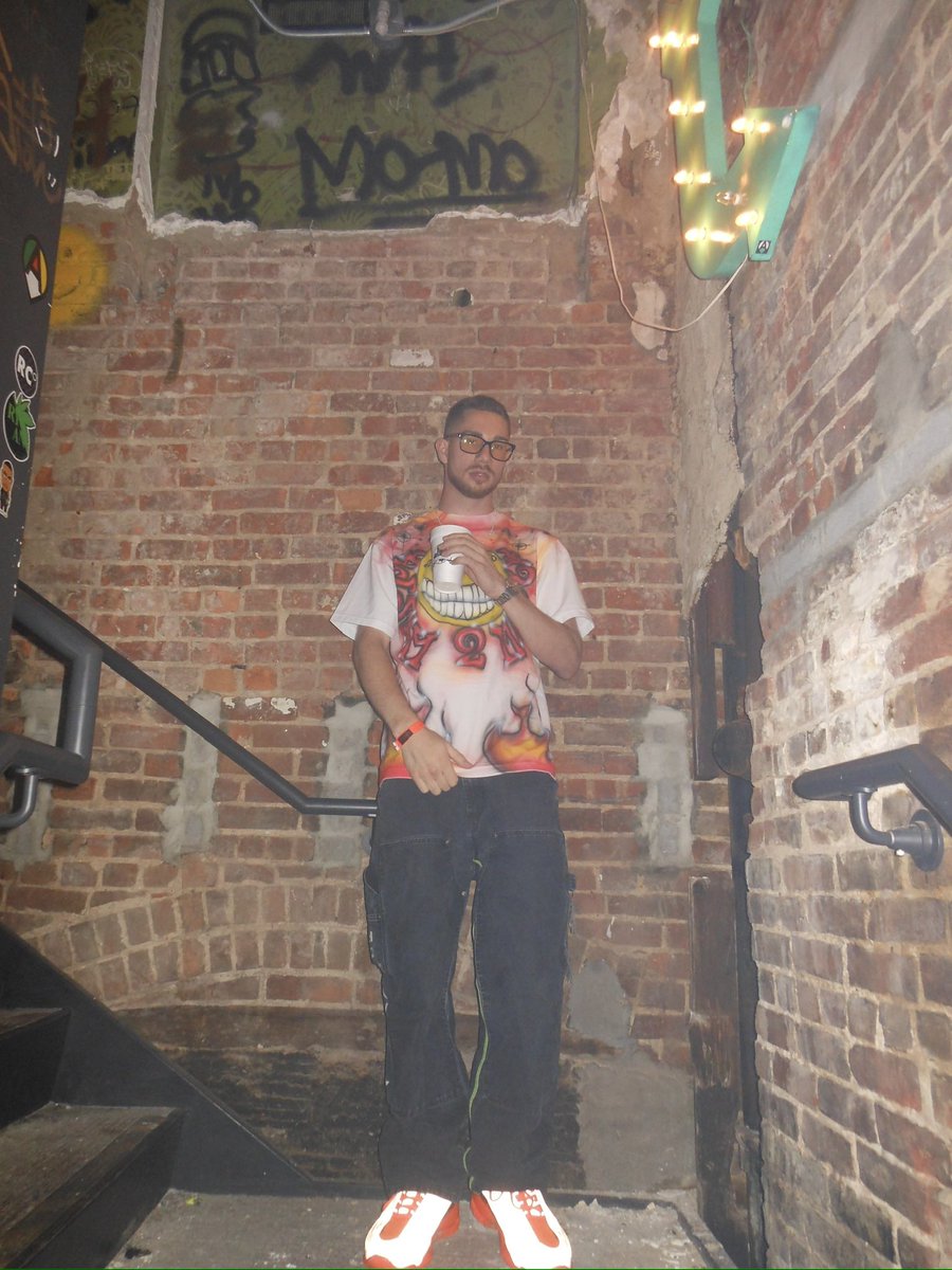 certifiedjared's tweet image. Shawty seen me & said oh shit girl that’s Mr. 2 Mazza