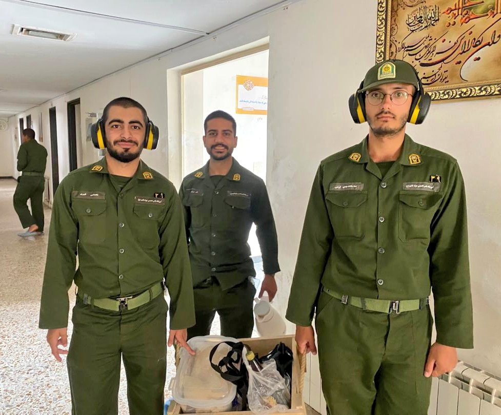 حیف گوشی نداشتم اونجا وگرنه پادگان، داستانای خوابگاه رو می‌داشت تو جیب کوچیکش 😂