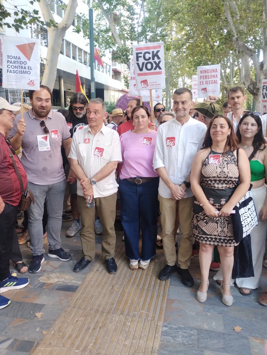 pcrm_es's tweet image. El coordinador federal de @IzquierdaUnida y el secretario general de @elpce en la marcha antirracista de Murcia #FueraFascistas #MurciaAntifa