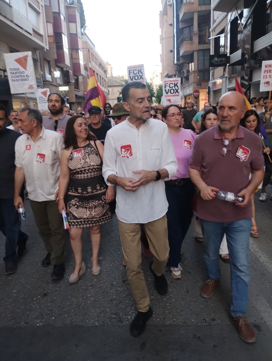 pcrm_es's tweet image. El coordinador federal de @IzquierdaUnida y el secretario general de @elpce en la marcha antirracista de Murcia #FueraFascistas #MurciaAntifa