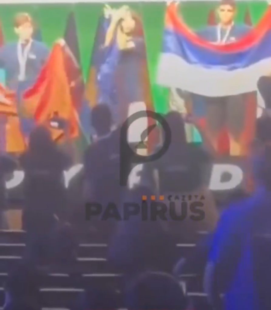 Kosova jem i ka fitu 6 medalje të arta, në një gare për kodim dhe matematikë në Barcelonë të Spanjës. Kqyrne me sa krenari e ngritin flamurin ma’t bukur n’botë 🇽🇰 gjithnjë duke mos e harruar prejardhjen tonë e tu e bo shyponjen me duar 🇦🇱!