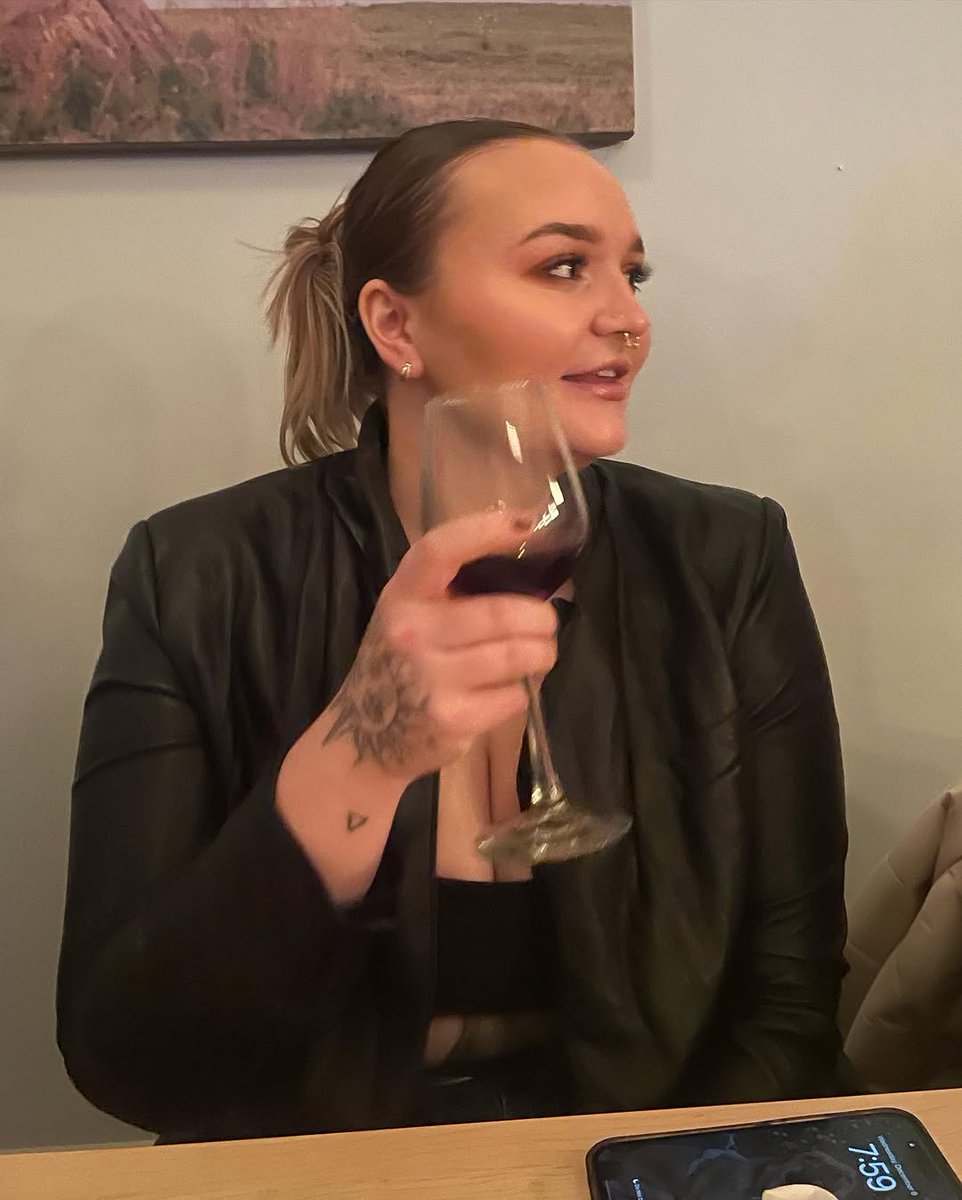 Angela_Defea11's tweet image. god I love a good dinner date with the girlies