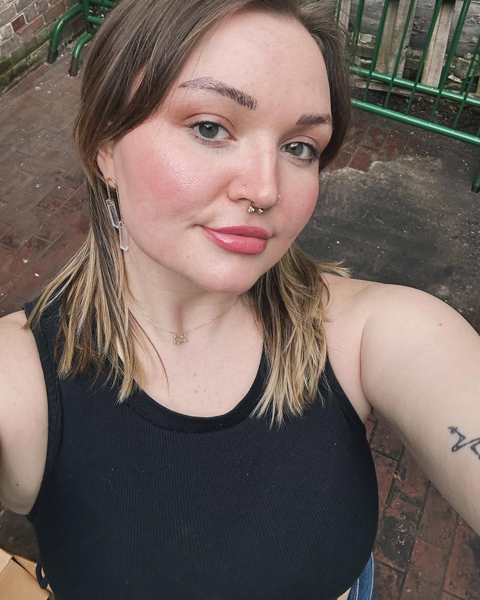 Angela_Defea11's tweet image. everyone’s been blowing up my phone asking for picture of me in the alleyway at work! you guys are crazy! fine, here is is!