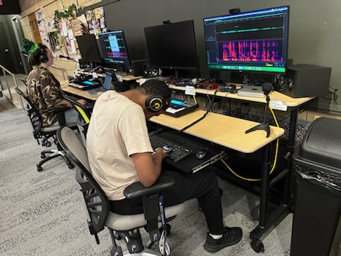 summerlearning's tweet image. A great visit to @SLBRadio Youth Media Center in Pittsburgh, PA!
From RADcast summer camps to Open Studio meet ups, SLB provides equipment, mentorship, stipends, and bus passes. Thank you for empowering the next generation of storytellers and helping #KeepKidsLearning! #50in50