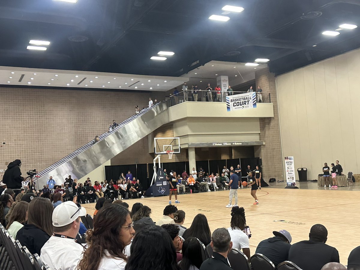 Standing Room only at the Basketball Demo Court remains the theme of the week <a href="/THSCAcoaches/">THSCA</a> #CoachingSchool. 

Packed house to watch Coach Gee of <a href="/HPUWBasketball/">HPU Women's Basketball</a>