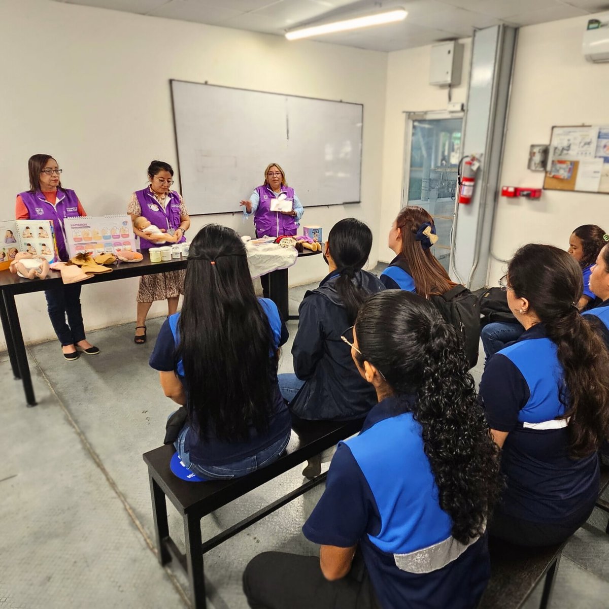 Coordinación Zonal 8 🇪🇨 (@salud_cz8) on Twitter photo #MSPEnTerritorio | Con el objetivo de fortalecer el vínculo madre-hijo y promover una #AlimentaciónSaludable desde los primeros días de vida. Personal de Promoción de la <a href="/Salud_Ec/">Ministerio de Salud Pública 🇪🇨</a> del #Distrito09D04 socializó a mujeres de <a href="/AeroviaGye_/">Aerovía GYE</a> sobre la importancia de la #LactanciaMaterna #MSPEnTerritorio | Con el objetivo de fortalecer el vínculo madre-hijo y promover una #AlimentaciónSaludable desde los primeros días de vida. Personal de Promoción de la <a href="/Salud_Ec/">Ministerio de Salud Pública 🇪🇨</a> del #Distrito09D04 socializó a mujeres de <a href="/AeroviaGye_/">Aerovía GYE</a> sobre la importancia de la #LactanciaMaterna