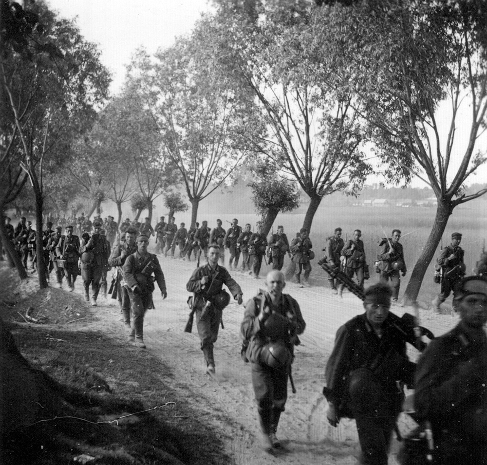 OspreyBooks's tweet image. Endless lines of German infantry move down a dusty Byelorussian road. (Author's Collection)
Image from Opening the Gates of Hell: Operation Barbarossa, June–July 1941 by Richard Hargreaves.
#WWII #Books #History