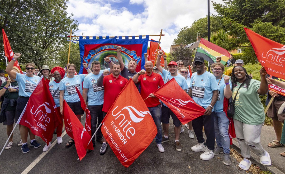 BenClaimant's tweet image. During this years #TolpuddleFestival t-shirts were handed out by @unitetheunion to show solidarity with @Dis_PPL_Protest.
There's been times recently when disabled people have felt alone in our struggle so seeing the band heading the march wearing DPAC t-shirts meant a lot.