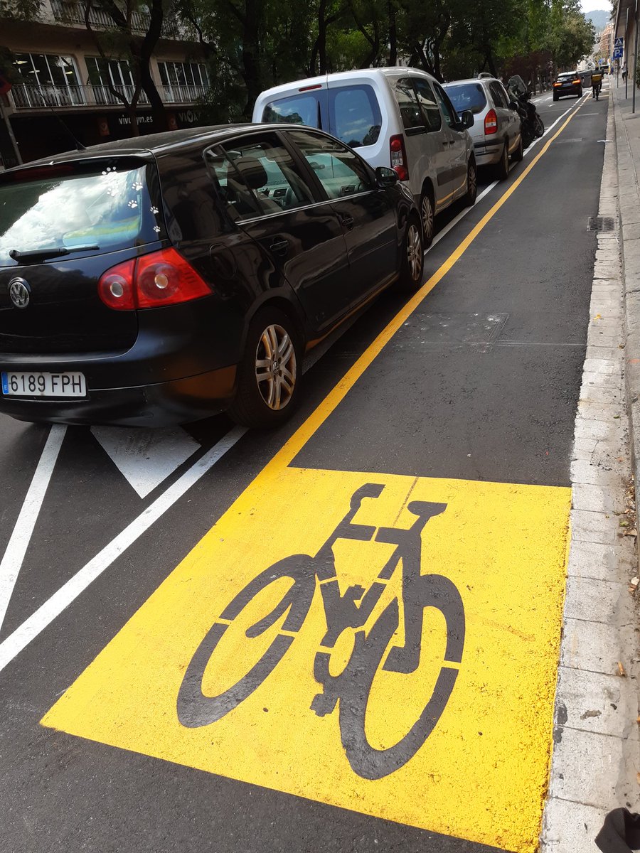 AugustaBici's tweet photo. Nou asfalt a la Via Augusta, però @bcn_ajuntament manté la provisionalitat del carril bici pintat durant la Covid-19. Caldria aprofitar per passar-lo a definitiu, no trobeu? https://t.co/yLkINQ0iUc