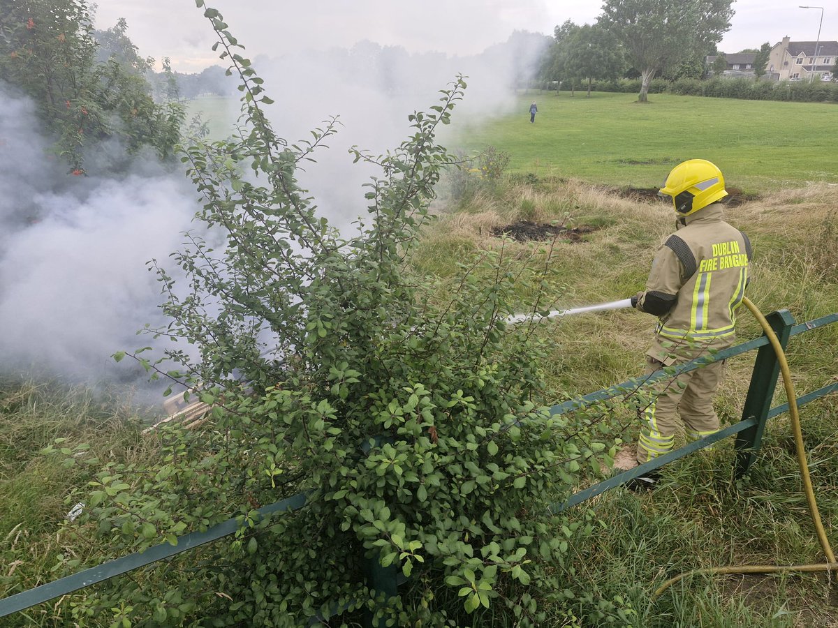 DubFireBrigade's tweet image. Firefighters from Finglas Station were called to rubbish on fire yesterday evening.
A first aid hose reel was used to extinguish the fire and prevent further spread.
It was also F/F Lee Cooneys first fire.