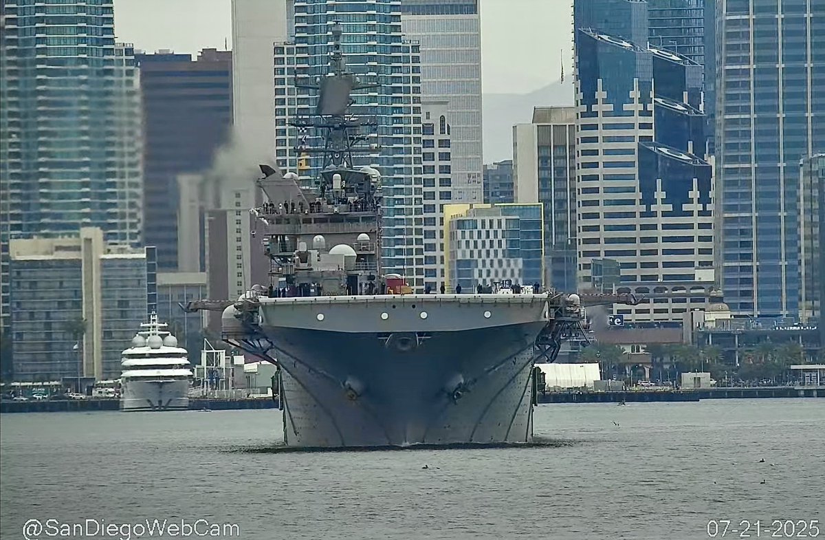 WarshipCam's tweet image. USS Makin Island (LHD 8) Wasp-class amphibious assault ship leaving San Diego - July 21, 2025
SRC: YT- SanDiegoWebCam