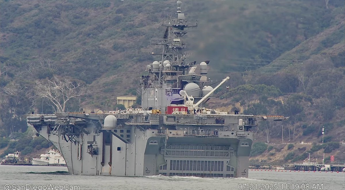 WarshipCam's tweet image. USS Makin Island (LHD 8) Wasp-class amphibious assault ship leaving San Diego - July 21, 2025
SRC: YT- SanDiegoWebCam