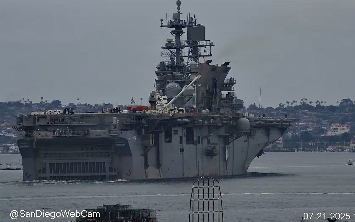 WarshipCam's tweet image. USS Makin Island (LHD 8) Wasp-class amphibious assault ship leaving San Diego - July 21, 2025
SRC: YT- SanDiegoWebCam