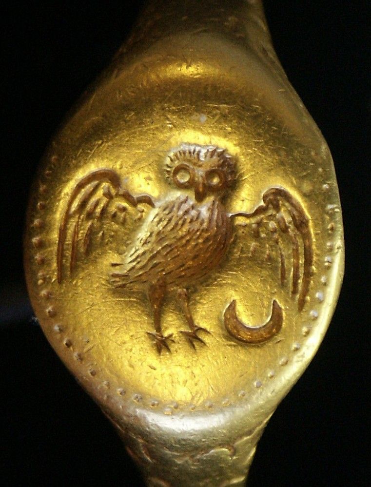 archaeologyart's tweet image. Gold signet ring featuring an owl with extended wings and a crescent moon motif, crafted in England between the 15th and early 16th century AD (early Tudor period). Findspot: Norfolk. Collection: British Museum.
