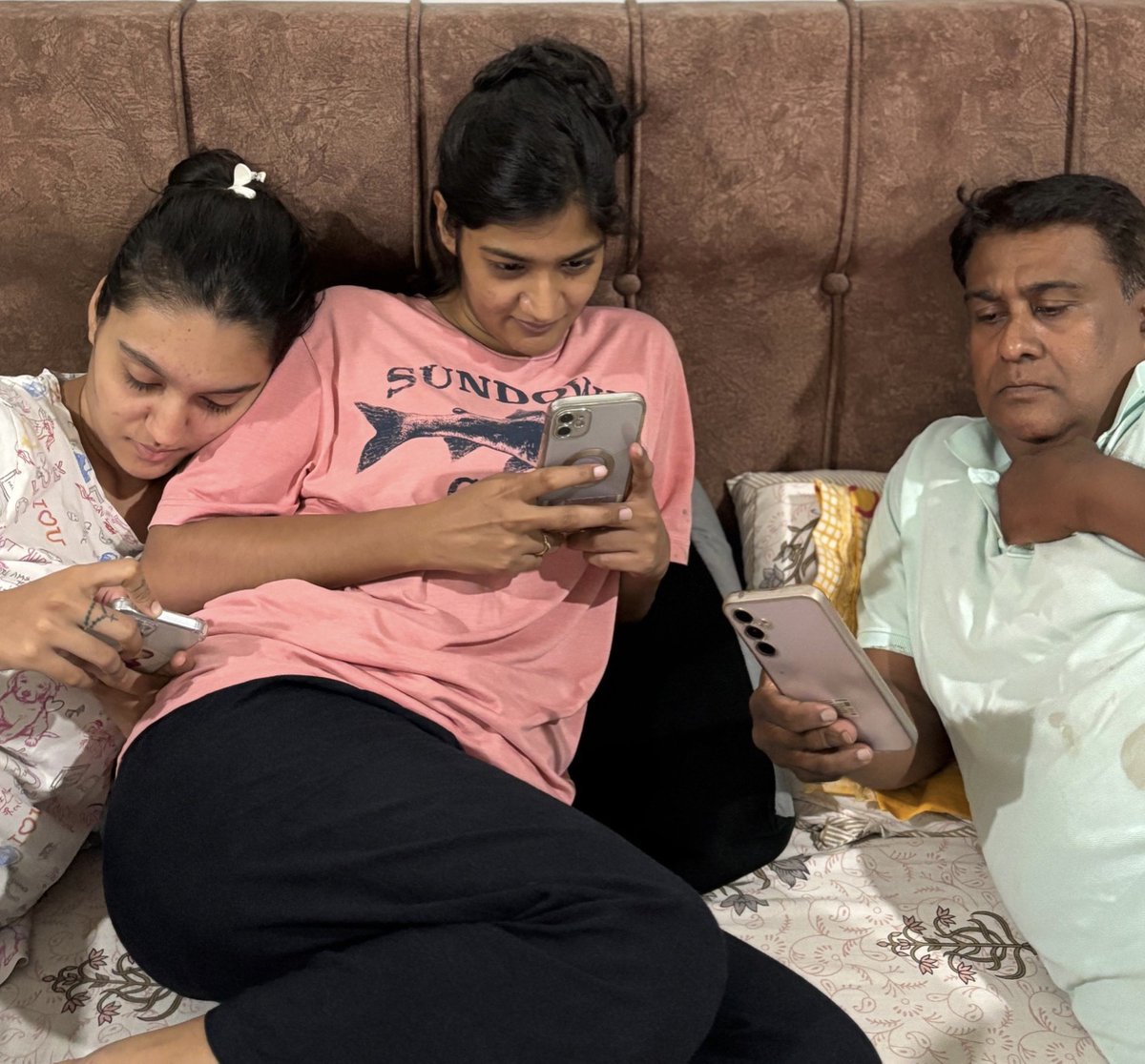 Deepak Sihag (@deepakpafap) on Twitter photo ये मैं हूँ
ये मेरी बहन है
ये मेरे चाचा है 
और ये हमारी partyy(तीनों कल की परीक्षा देते हुए) हो रही है 😅
<a href="/Advait_Prashant/">Acharya Prashant</a>
<a href="/Prashant_Advait/">PrashantAdvait Foundation</a>
कई युक्तियों के बाद अब जाकर अंततः घर के दो सदस्यों को गीता समागम में जोड़ने में सफल हो पाई 
सीधे तरीक़े से ये जुड़ते ऐसी संभावना कम ही थी ये मैं हूँ
ये मेरी बहन है
ये मेरे चाचा है 
और ये हमारी partyy(तीनों कल की परीक्षा देते हुए) हो रही है 😅
<a href="/Advait_Prashant/">Acharya Prashant</a>
<a href="/Prashant_Advait/">PrashantAdvait Foundation</a>
कई युक्तियों के बाद अब जाकर अंततः घर के दो सदस्यों को गीता समागम में जोड़ने में सफल हो पाई 
सीधे तरीक़े से ये जुड़ते ऐसी संभावना कम ही थी