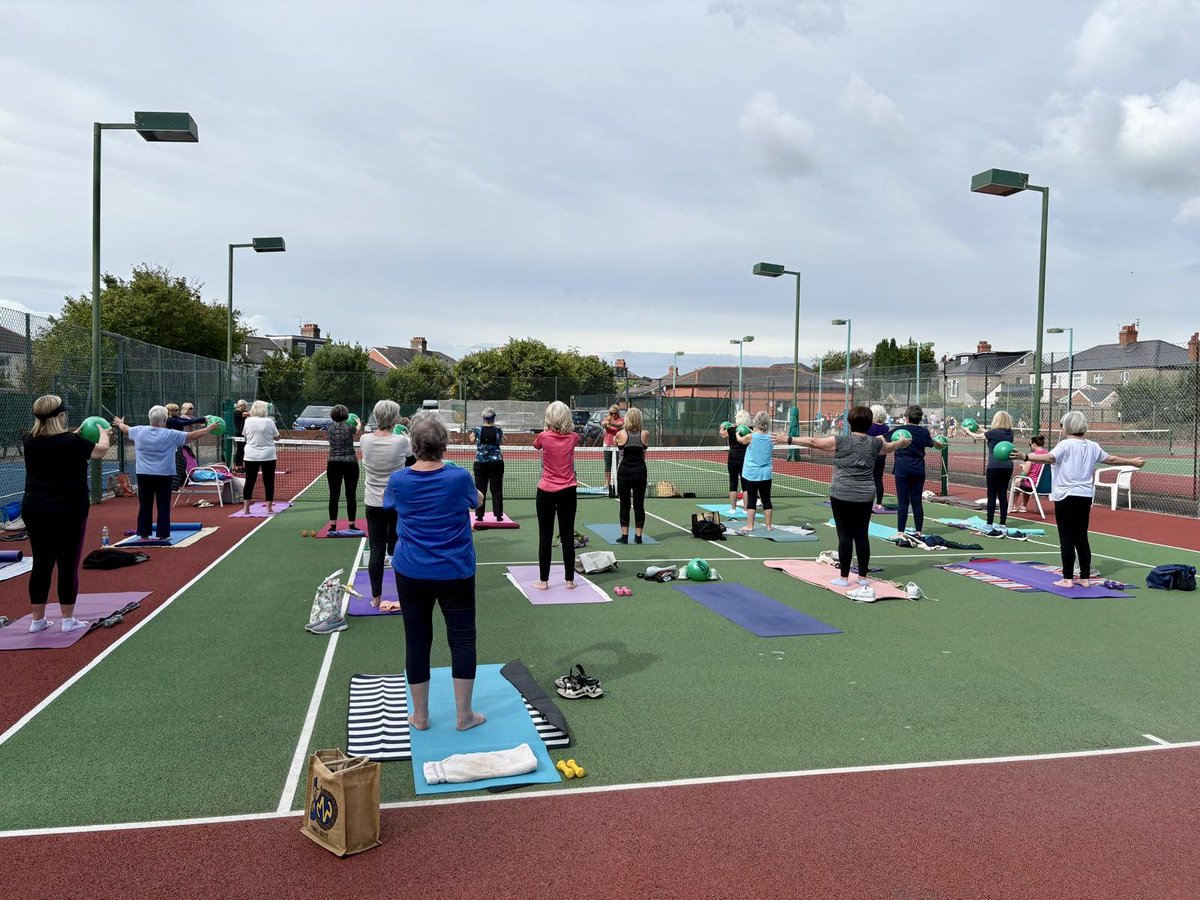 ☀️ Pilates on Court 7 this morning in the sunshine - the perfect way to start the day! 🧘‍♀️ Great to take the session outdoors and make the most of the lovely weather 🌿💪