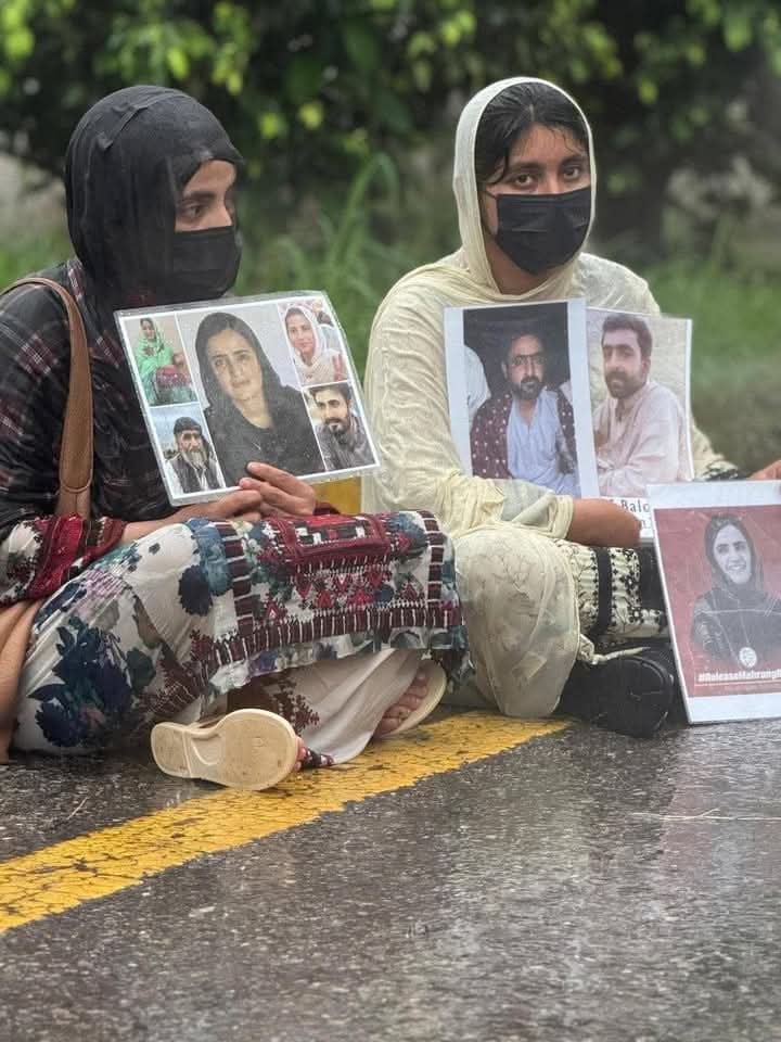 ميں رياست کو یہ بات واضع کرنا چاہونگا کہ یہ بلوچ اور پختون پهاڑوں کے لوگ ہے نہ إن کو بارش سے فرق پڑتا ہے نہ إن کو سردی گرمی سے۔
تم جتنا إن سے لڑوگے یہ اور لڑينگے !
👊👊

#LongLiveResistance