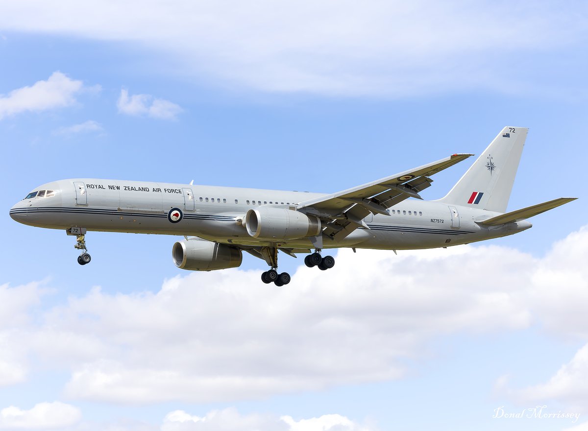 birrlad's tweet image. Royal New Zealand Air Force @Boeing 757-2K2 NZ7572 "Kiwi 456" arriving at Fairford for RIAT 2025.
#avgeek #aviation #airforce #military #Boeing #RoyalNewZealandAirForce #RIAT2025 #airshow #planespotting #RAFFairford