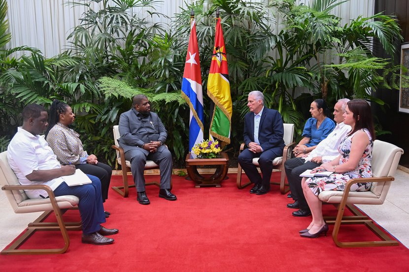 El Presidente de #Cuba 🇨🇺 <a href="/DiazCanelB/">Miguel Díaz-Canel Bermúdez</a>, recibió esta mañana en el Palacio de la Revolución a Chakil Aboobacar, secretario general del Frente de Liberación de #Mozambique 🇲🇿 (FRELIMO).

🔗cubaminrex.cu/es/partido-com…
