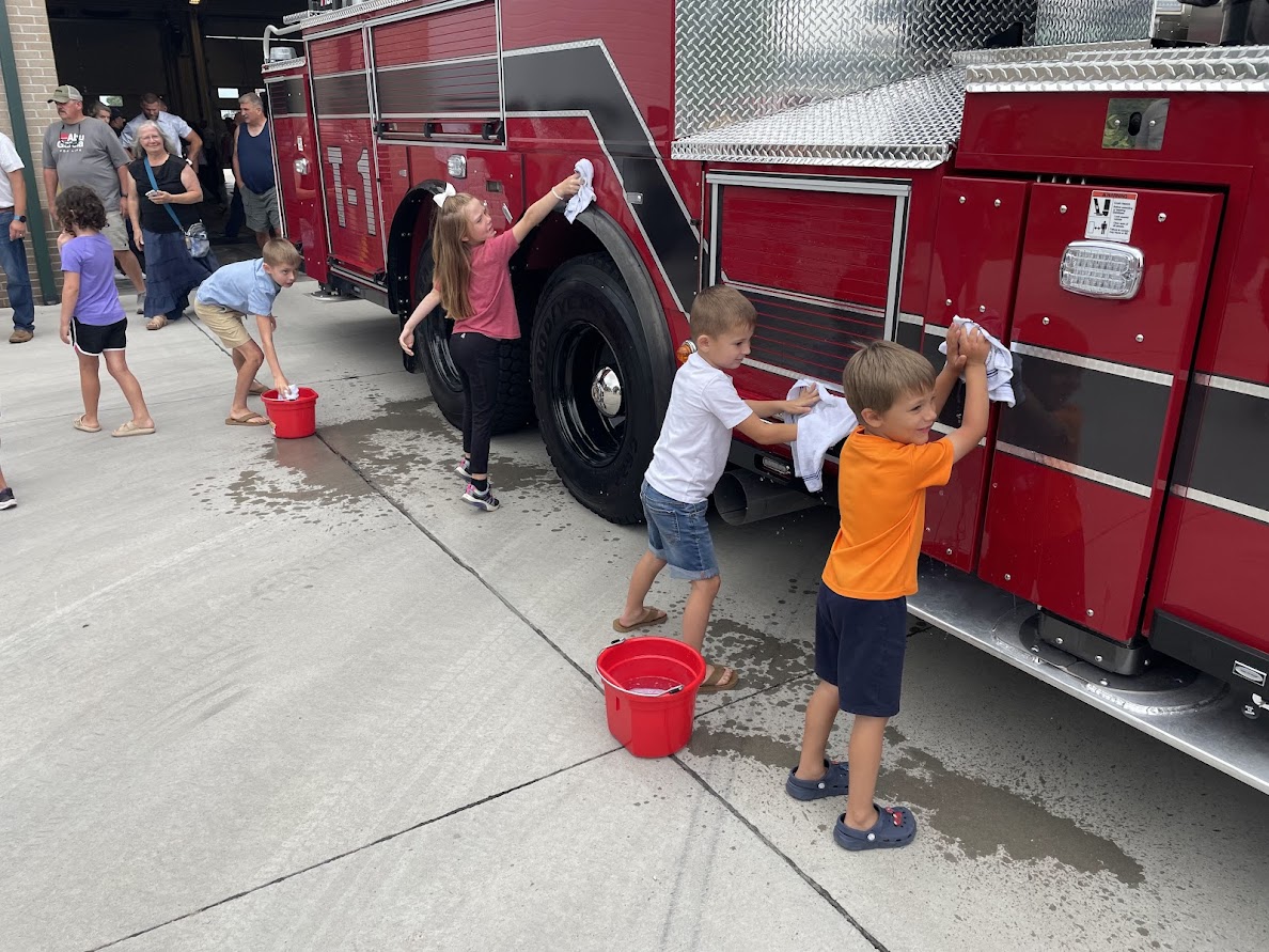 GIFireDept's tweet image. ICYMI: Last week we welcomed the arrival of our new aerial platform tower truck, which will be known as "Tower One." This new truck will help us access the many multi-story buildings throughout the city.
Some little helpers gave it a good wash before a push-in ceremony.