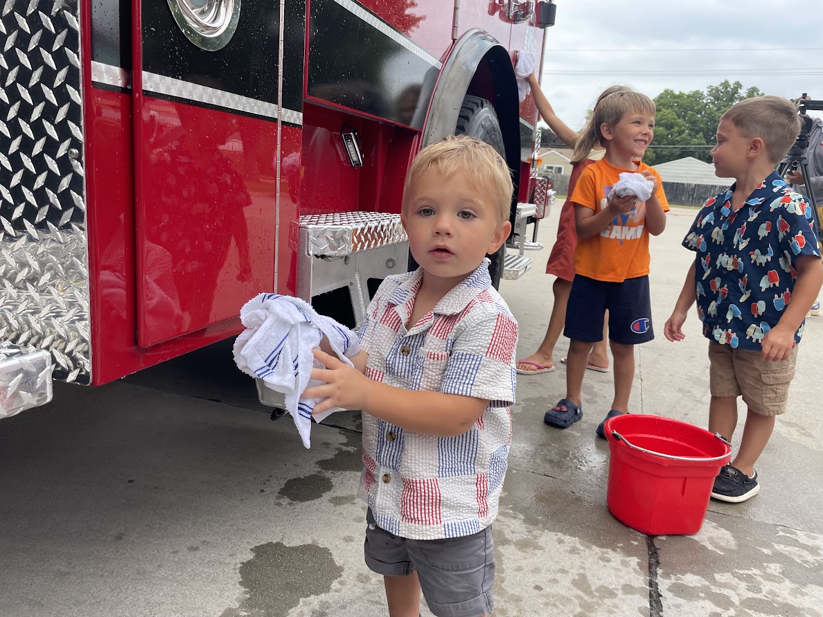 GIFireDept's tweet image. ICYMI: Last week we welcomed the arrival of our new aerial platform tower truck, which will be known as "Tower One." This new truck will help us access the many multi-story buildings throughout the city.
Some little helpers gave it a good wash before a push-in ceremony.