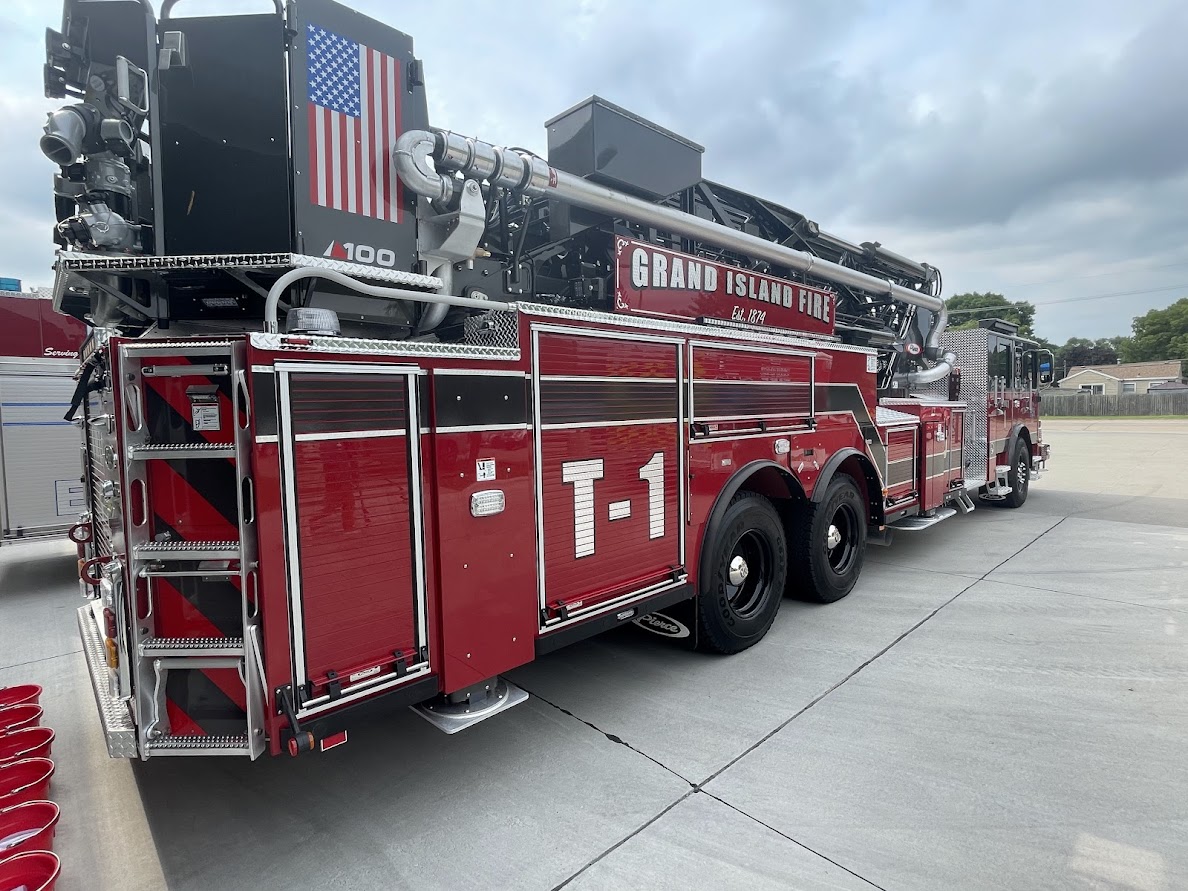 GIFireDept's tweet image. ICYMI: Last week we welcomed the arrival of our new aerial platform tower truck, which will be known as "Tower One." This new truck will help us access the many multi-story buildings throughout the city.
Some little helpers gave it a good wash before a push-in ceremony.