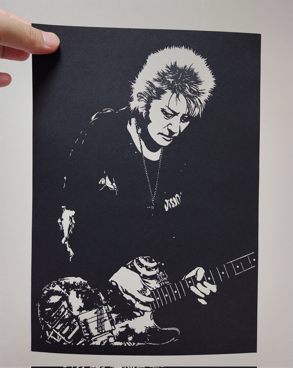 切り絵 第1276弾
今井秀明さん
世界一のスーパーギタリスト、横道坊主、スリルラウンジの今井さんです。
通算131枚目。
これは…カッコ良すぎる。
ギターの切り抜きが大変でしたが、すごく自画自賛ですw