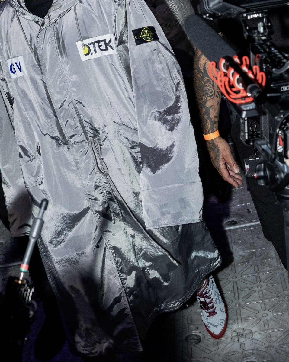 DTEK_Ukraine's tweet image. Не яскрава, але важлива відсилка нижче патчів ДТЕК і Stone Island. Бачите квадратні візерунки? У них Усик зашифрував імена своїх рідних.
Цю перемогу Олександр присвячував своїй наймолодшій доньці. Одразу після бою усе відклав, щоб знайти дружину. Попередні перемоги присвятив…