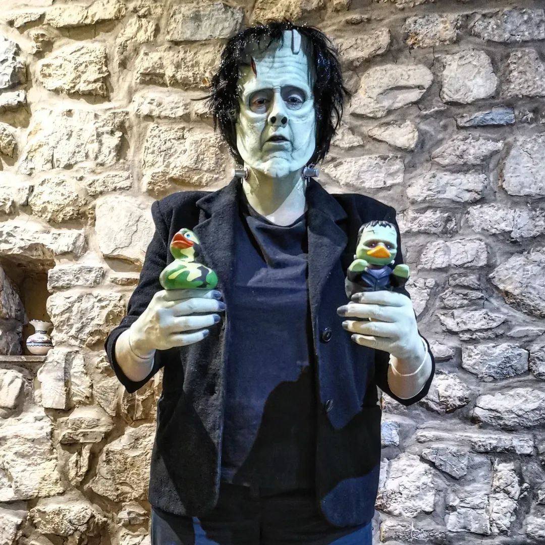 ElPatitoViajero's tweet photo. Y así llegamos a la fiesta de disfraces de fin de Celsius, en compañía del monstruo y el patomonstruo de Frankenstein. Que no os asuste su terrorífico aspecto, en el fondo son bien majos.
@eriseride
@festivalcelsius
#frankenstein #aviles #celsius232 #celsius2025 #travelduck https://t.co/Z1qQ5D9WFY