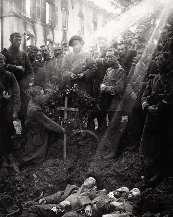 This day in WWI (@thisdayinwwi) on Twitter photo Calling #Twitterhistorians does anyone have more info on this photo? A reddit thread (Link in the ALT) claims it is 157th Chasseurs Alpins but the image seems almost to perfect to be real.
<a href="/AlpinsHist/">Il était une fois les Alpins❄️🎿 🏔🇨🇵🇺🇦🇬🇪</a> x.com/ThisDayInWWI/s… Calling #Twitterhistorians does anyone have more info on this photo? A reddit thread (Link in the ALT) claims it is 157th Chasseurs Alpins but the image seems almost to perfect to be real.
<a href="/AlpinsHist/">Il était une fois les Alpins❄️🎿 🏔🇨🇵🇺🇦🇬🇪</a> x.com/ThisDayInWWI/s…