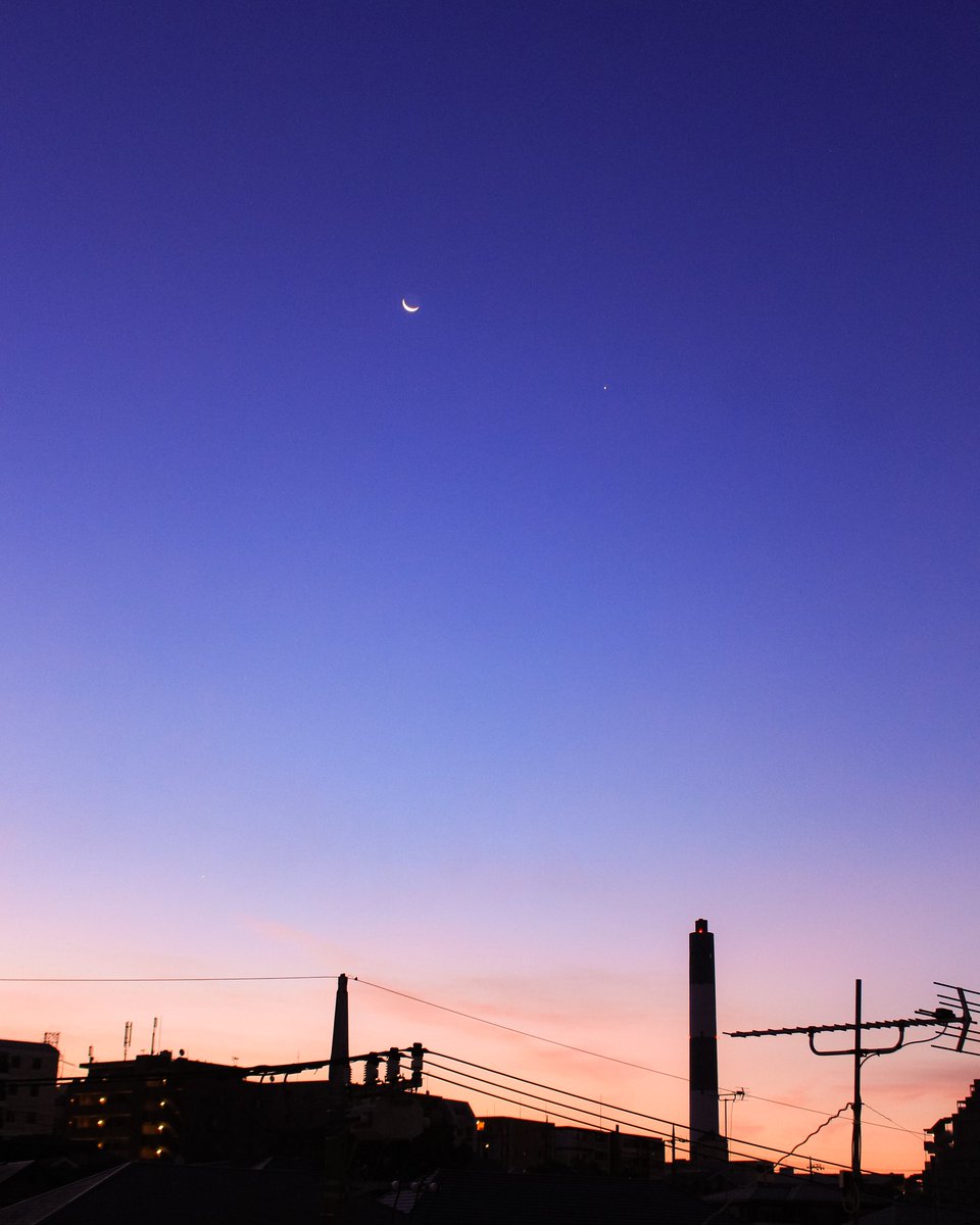 hiy_twinkle's tweet image. 夜明け空に細い月と金星…美し…