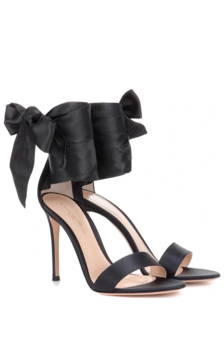 LegendaryLade's tweet image. “Now let me ribbon, bowtie your surprise!”
- Malice
Lori Harvey seductively wearing Gianvito Rossi “Gala” heels with satin straps!🔥