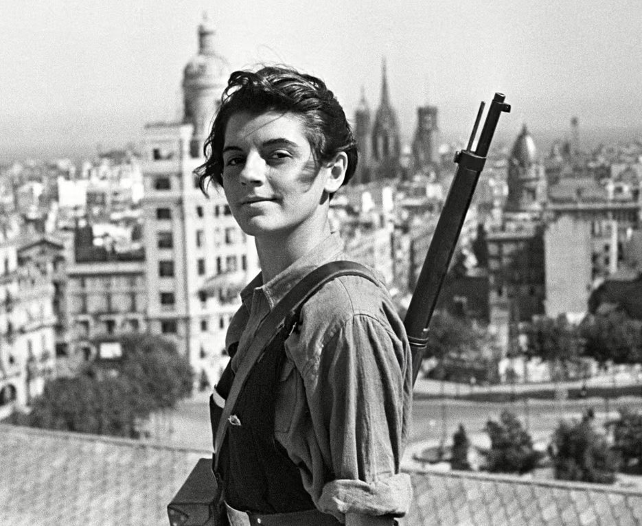 wrkclasshistory's tweet image. #OtD 21 Jul 1936 this iconic photo of 17-year-old socialist Marina Ginestà was taken by Hans Gutmann after the start of the Spanish civil war. She was a journalist and translator who was given the rifle to pose with. She survived the war. More in our pod: workingclasshistory.com/podcast/e39-th…