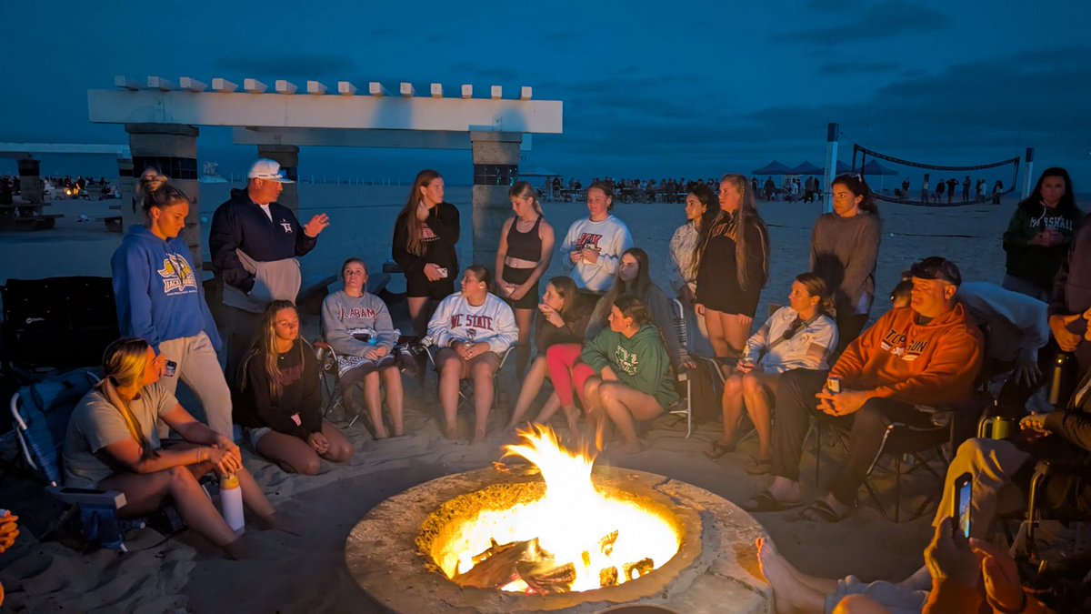 Senior bonfire, Huntington Beach 🧡 #grateful <a href="/TGA_Turner/">Top Gun National 18U</a> @TGANational2526 <a href="/topgunfastpitch/">Top Gun Fastpitch</a> <a href="/SoftbalAmerica/">Softball America</a> <a href="/PGFnetwork/">PGF</a> <a href="/ExtraInningSB/">EXTRA INNING SOFTBALL</a> <a href="/LineDsoftball/">Line Drive Media</a> <a href="/Gianni19Torres/">Gianni Torres</a> <a href="/KaliyahCW_2/">Kaliyah Clausen-Williams</a>