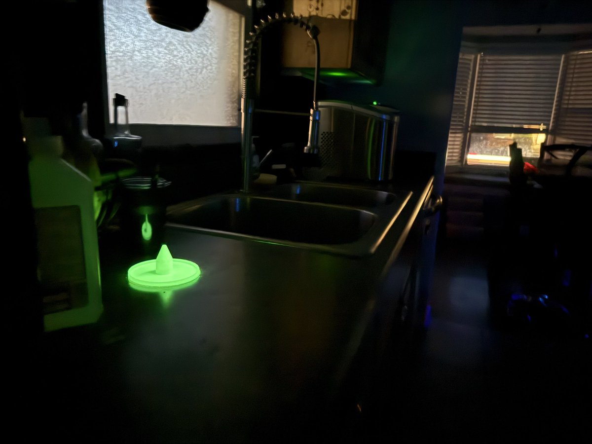 FugginMilton's tweet image. Some body keeps leaving
Quest items in my home
Pleese 
Stoppit