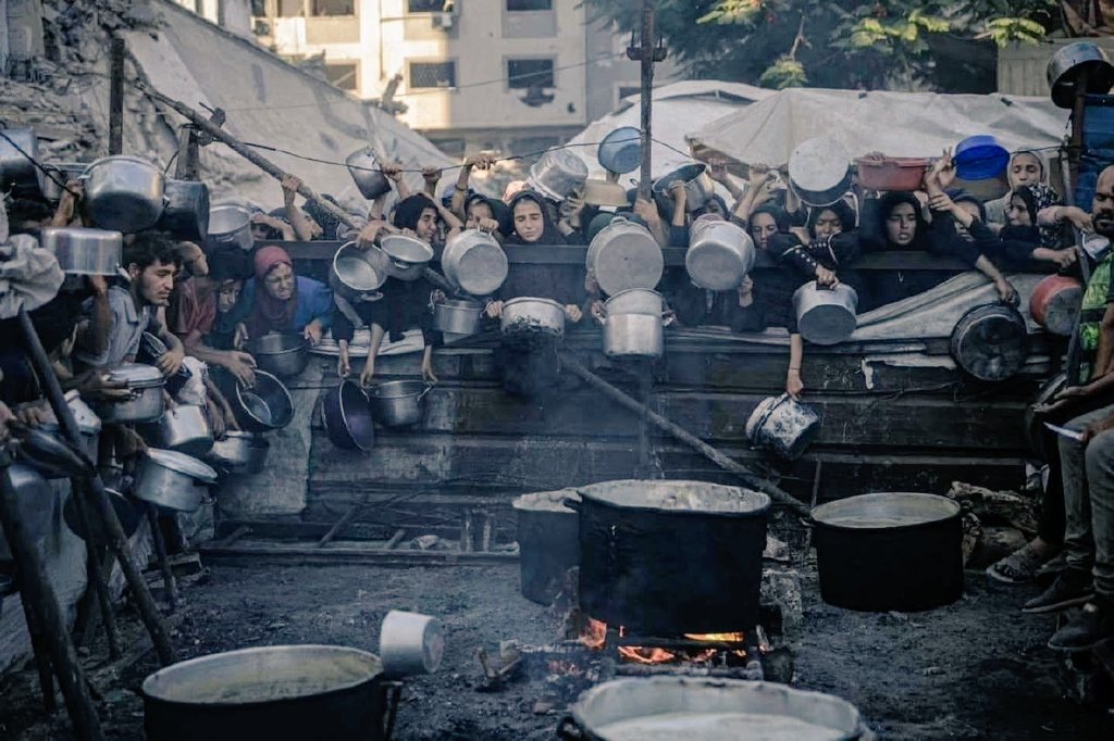 لكل من خذل غـــ💔ــــزة
وأهلها..
لا أشبع الله لكم جوعاً
ولا ستر لكم عيباً
ولا رفع لكم راساً
ولا عافا لكم بدناً
ولا أطال لكم عمراً
ولا وفق لكم عملاً
ولا حقق لكم أملاً
ولا أقر لكم عيناً
ولا خفف عنكم كرباً
ولا رفع عنكم ظلماً
ولا أسعد لكم قلباً

يا عالم يا مسلمين
#غزة_تموت_جوعاً