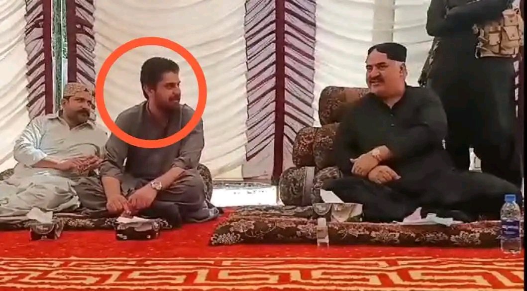 MTahirShahzad9's tweet image. یہ تصاویر کیا بتاتی نظرآرہی ہیں؟
کیا سرفرازبگتی اورتمام طاقتور سردار ان قاتلوں کےسہولتکار تونہیں؟
کیا اب کہانی وہی چلےگی جوسب طاقتور سردار قوم کو سناناچاہینگے؟
کیاصحافت ھارجائےگی ان سرداروں کےسامنے؟
کیا ھائیکورٹ کےقبرکشائی کےڈرامےبھی صرف قاتلوں کی سہولتکاری کیلیےھی تونہیں؟مگرکاش؟