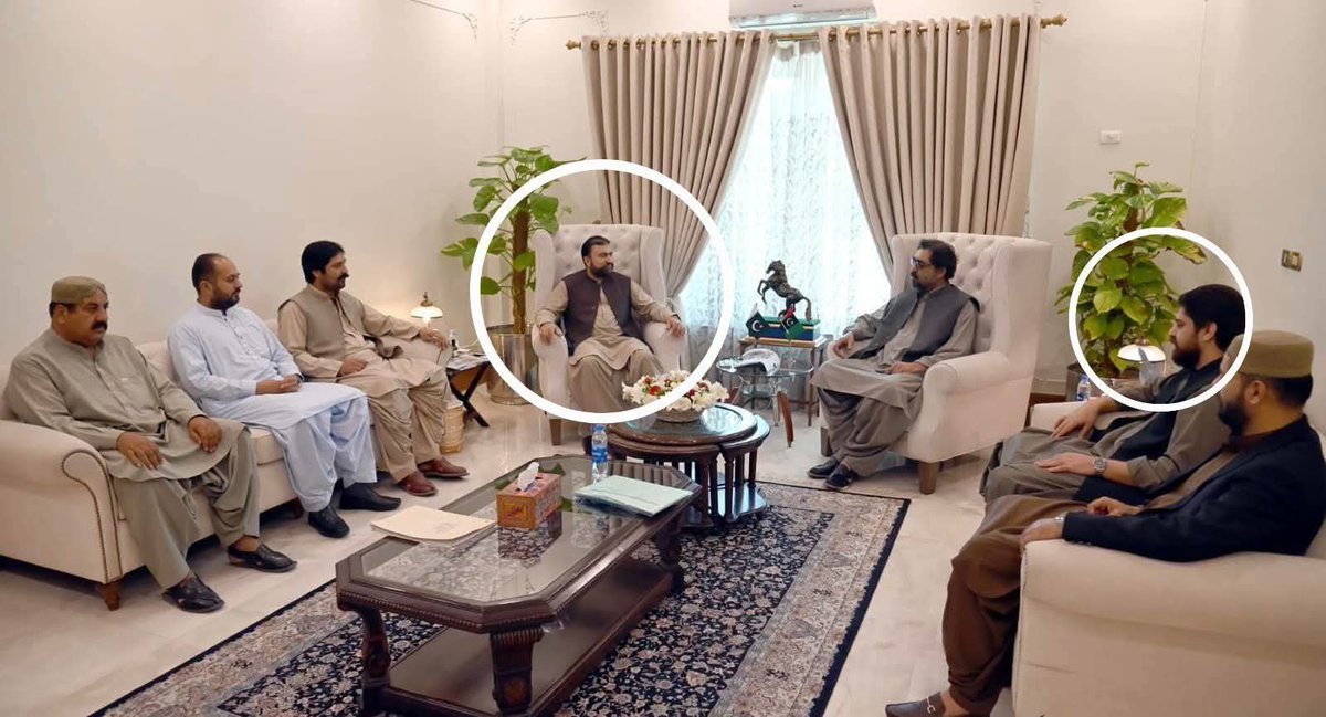 MTahirShahzad9's tweet image. یہ تصاویر کیا بتاتی نظرآرہی ہیں؟
کیا سرفرازبگتی اورتمام طاقتور سردار ان قاتلوں کےسہولتکار تونہیں؟
کیا اب کہانی وہی چلےگی جوسب طاقتور سردار قوم کو سناناچاہینگے؟
کیاصحافت ھارجائےگی ان سرداروں کےسامنے؟
کیا ھائیکورٹ کےقبرکشائی کےڈرامےبھی صرف قاتلوں کی سہولتکاری کیلیےھی تونہیں؟مگرکاش؟