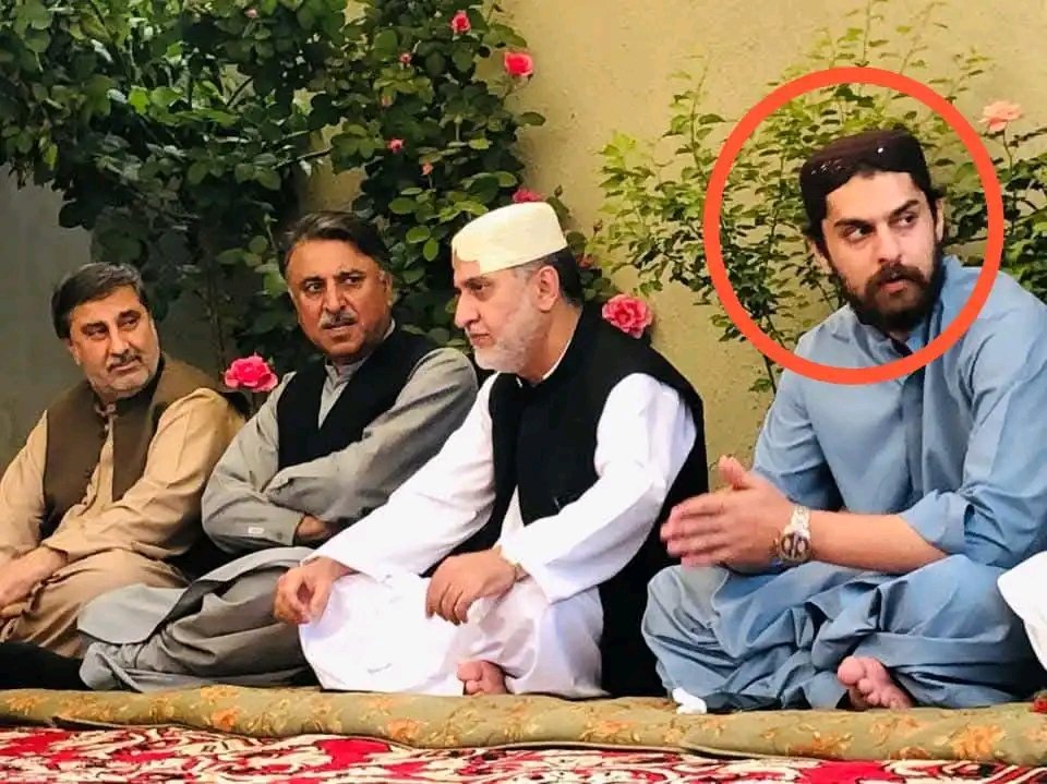 MTahirShahzad9's tweet image. یہ تصاویر کیا بتاتی نظرآرہی ہیں؟
کیا سرفرازبگتی اورتمام طاقتور سردار ان قاتلوں کےسہولتکار تونہیں؟
کیا اب کہانی وہی چلےگی جوسب طاقتور سردار قوم کو سناناچاہینگے؟
کیاصحافت ھارجائےگی ان سرداروں کےسامنے؟
کیا ھائیکورٹ کےقبرکشائی کےڈرامےبھی صرف قاتلوں کی سہولتکاری کیلیےھی تونہیں؟مگرکاش؟