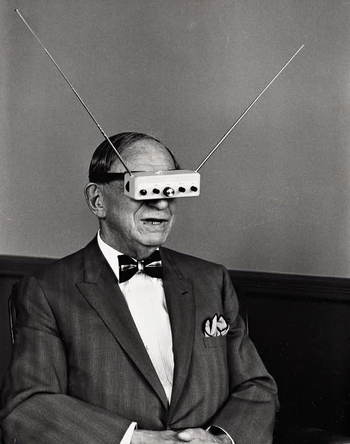 LambianLibrary's tweet photo. In 1963, science fiction visionary Hugo Gernsback showcased his futuristic invention: TV goggles. A pioneer in the field of science fiction, Gernsback had long been fascinated with the intersection of technology and storytelling.👇 https://t.co/3mOcnqk8G9