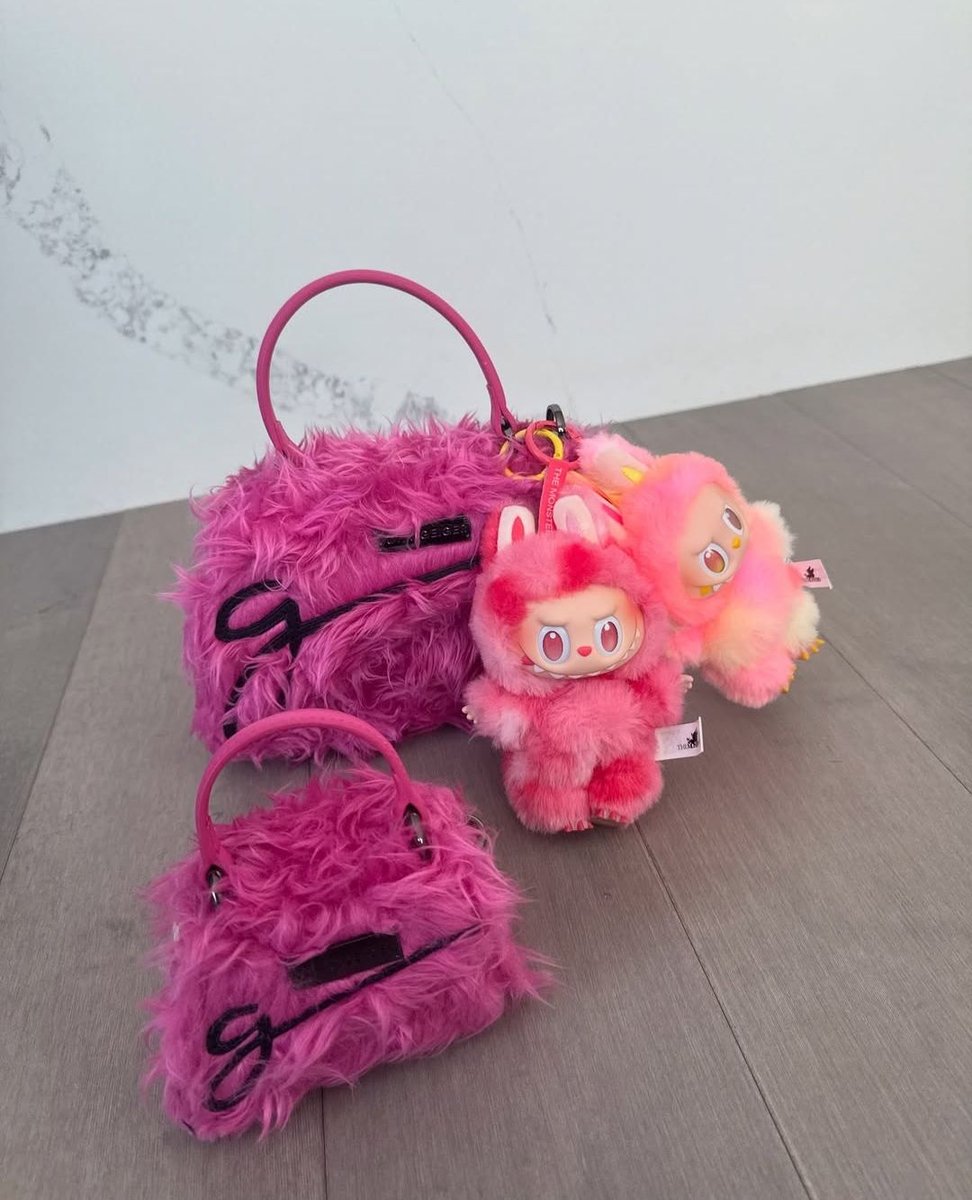 Street_Archive's tweet image. John Geiger – Lowercase Flap Bags In Sizes Medium &amp;amp; Mini “Labubu Fur”
Brand Name: John Geiger
Instagram: @johngeigerco
Website johngeigerco.com

#streetwear #fashion #streetstyle #clothingbrand #style #streetwearbrand #urbanclothing #brands #NYCbrands