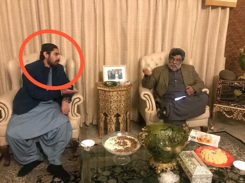 MTahirShahzad9's tweet image. یہ تصاویر کیا بتاتی نظرآرہی ہیں؟
کیا سرفرازبگتی اورتمام طاقتور سردار ان قاتلوں کےسہولتکار تونہیں؟
کیا اب کہانی وہی چلےگی جوسب طاقتور سردار قوم کو سناناچاہینگے؟
کیاصحافت ھارجائےگی ان سرداروں کےسامنے؟
کیا ھائیکورٹ کےقبرکشائی کےڈرامےبھی صرف قاتلوں کی سہولتکاری کیلیےھی تونہیں؟مگرکاش؟