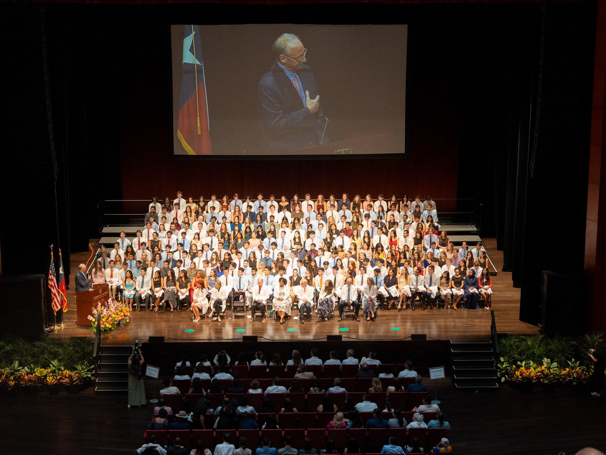 TheLongSOM's tweet image. With white coats donned and oaths taken, our newest medical students take their first steps into a life of service, compassion and clinical excellence. Thank you to everyone who joined together to celebrate the class of 2029.
#UTSanAntonioWhiteCoat #FutureHealthLeaders